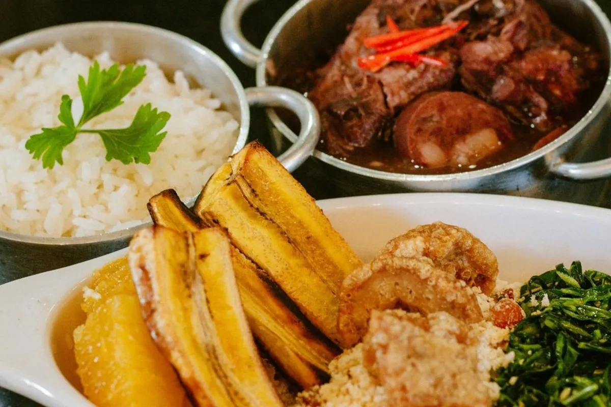 Imagem mostra pratos que compõe a feijoada