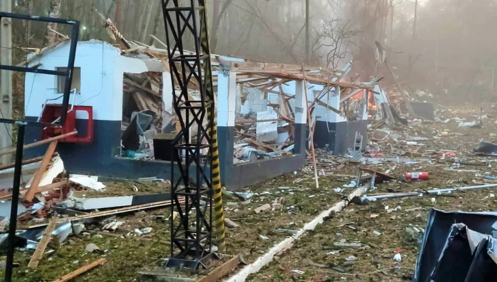 Imagens mostram um cenário de destruição dentro de uma fábrica da RMC após explosão.