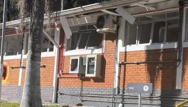 Detalhe mostra uma estrutura destruída após a explosão na Enaex Brasil.