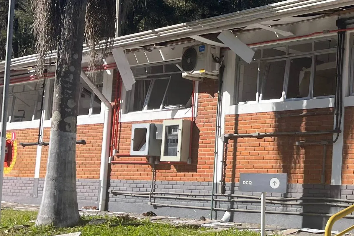 Detalhe mostra uma estrutura destruída após a explosão na Enaex Brasil.