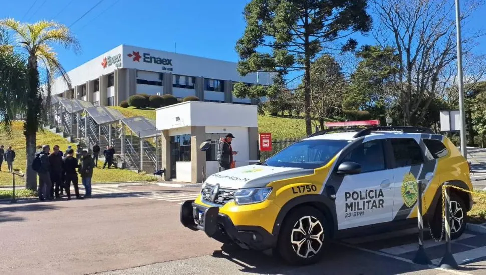 Imagem mostra fachada da Enaex Brasil após a explosão que deixou nove desaparecidos.