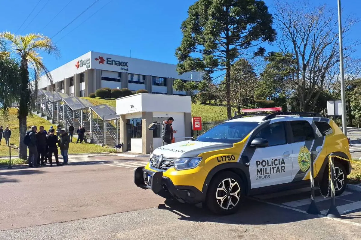 Imagem mostra fachada da Enaex Brasil após a explosão que deixou nove desaparecidos.