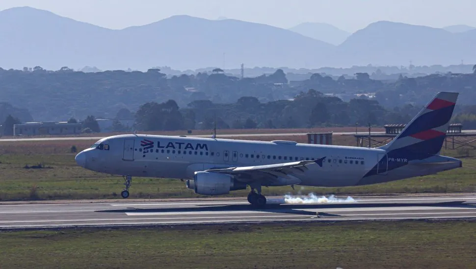 Avião chegando no aeroporto afonso pena, na Região Metropolitana de Curitiba