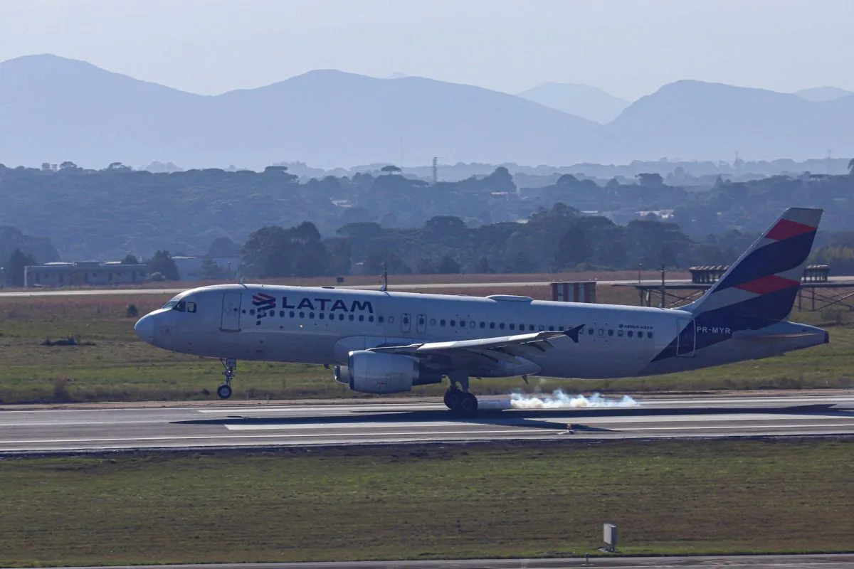 Avião chegando no aeroporto afonso pena, na Região Metropolitana de Curitiba