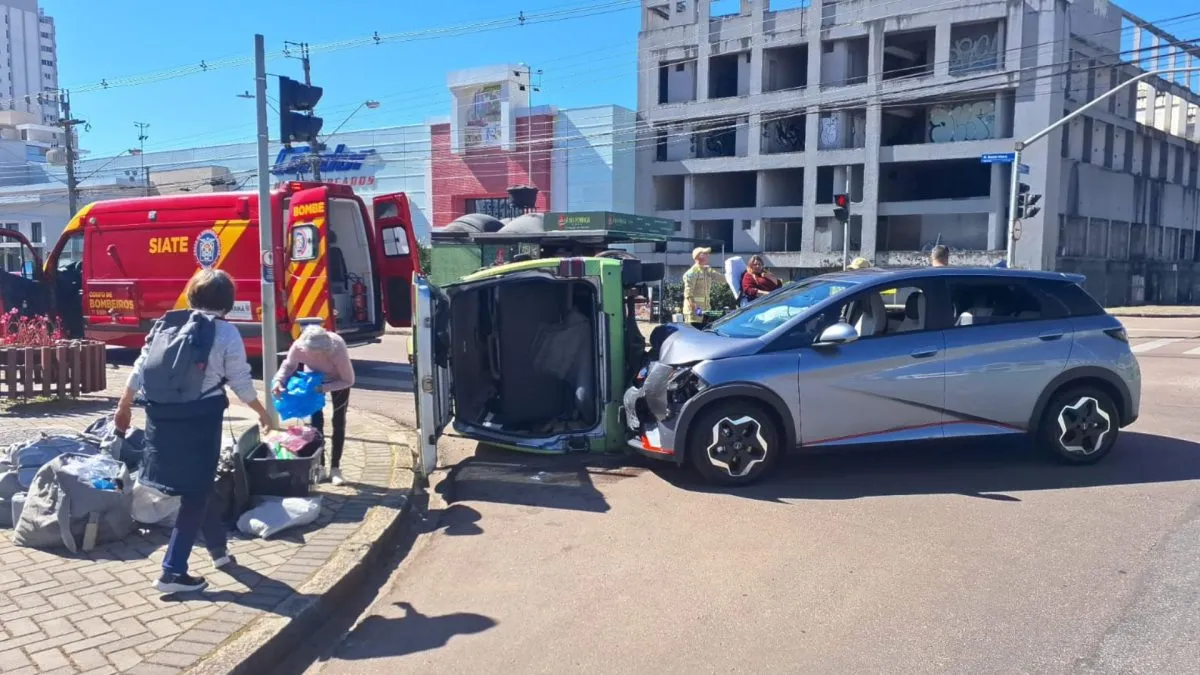 Van tomba em acidente no Água Verde