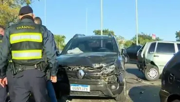 Imagem mostra uma Duster acidentada em Curitiba