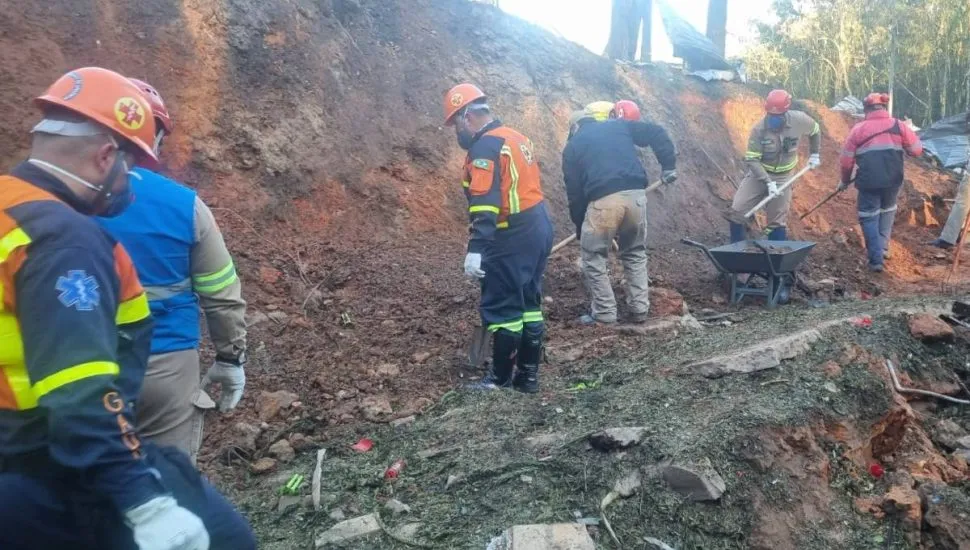 Equipes da força de segurança do Paraná seguem trabalhando na identificação de vítimas após explosão na Enaex Brasil