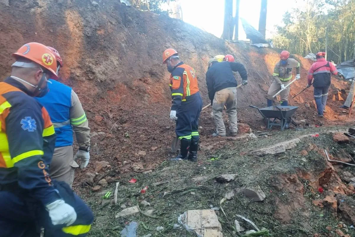Equipes da força de segurança do Paraná seguem trabalhando na identificação de vítimas após explosão na Enaex Brasil