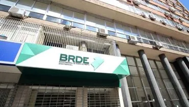Foto mostra fachada do Banco Regional de Desenvolvimento do Extremo Sul (BRDE)