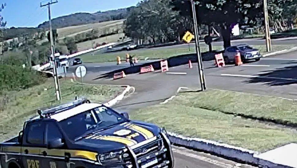 Cena de filme: Vítima de sequestro relâmpago se joga de carro em frente à PRF no Paraná!