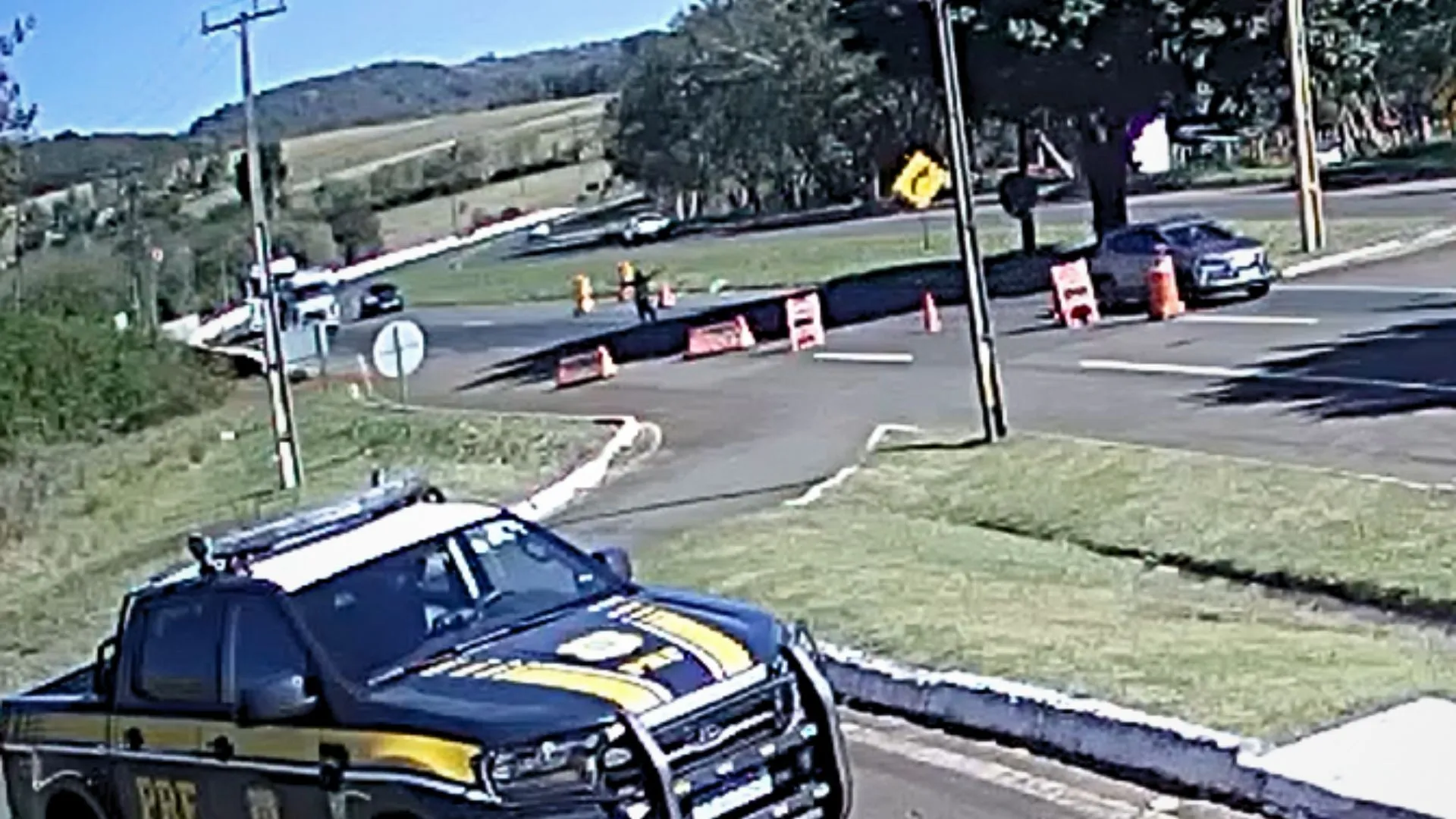 Cena de filme: Vítima de sequestro relâmpago se joga de carro em frente à PRF no Paraná!