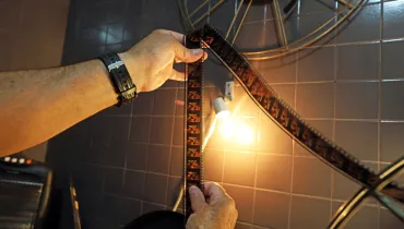 Imagem mostra rolo de filme esticado na Cinemateca de Curitiba