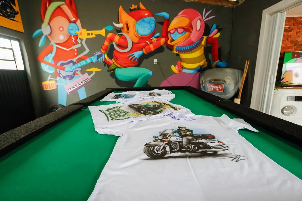 Imagem mostra o ateliê de um artista de Curitiba