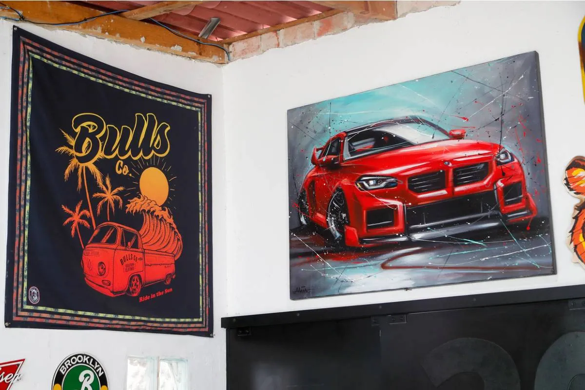 Imagem mostra o ateliê de um artista de Curitiba