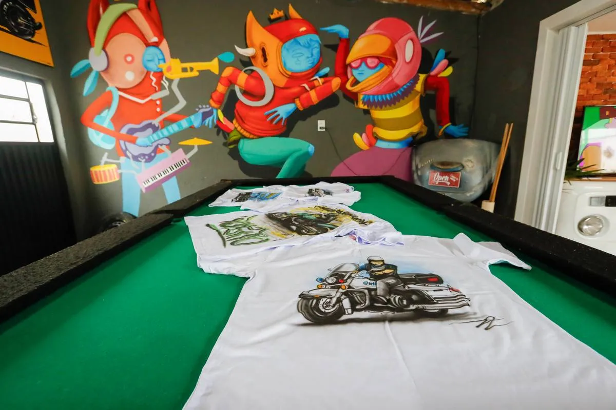 Imagem mostra o ateliê de um artista de Curitiba