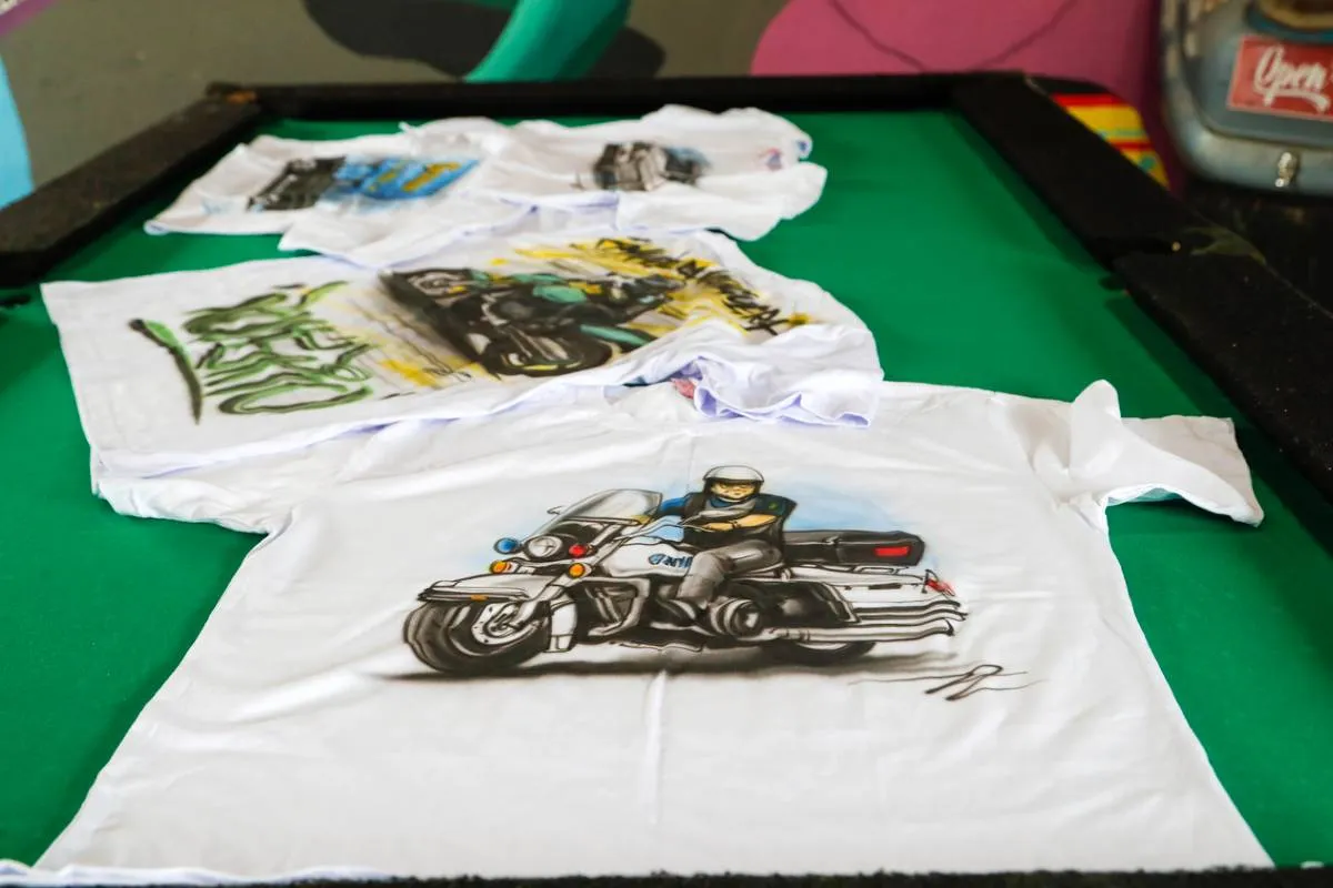 Imagem mostra o ateliê de um artista de Curitiba