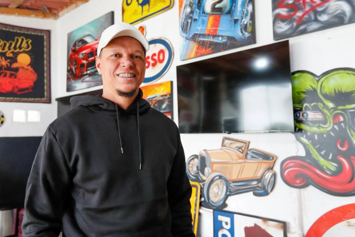 Imagem mostra o ateliê de um artista de Curitiba