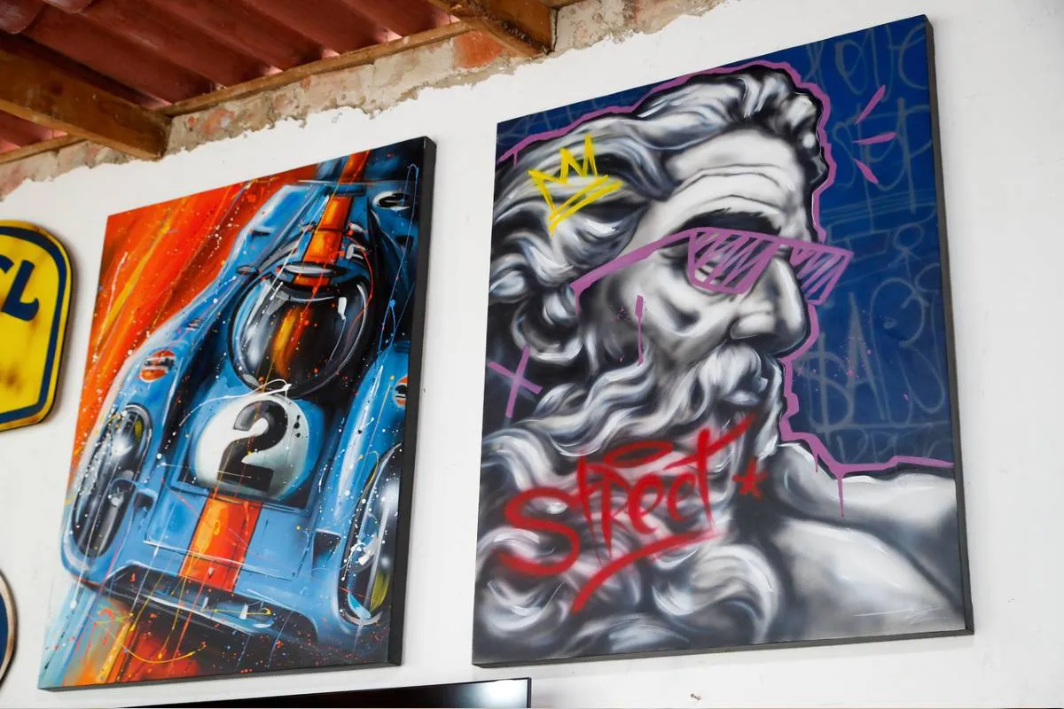 Imagem mostra o ateliê de um artista de Curitiba