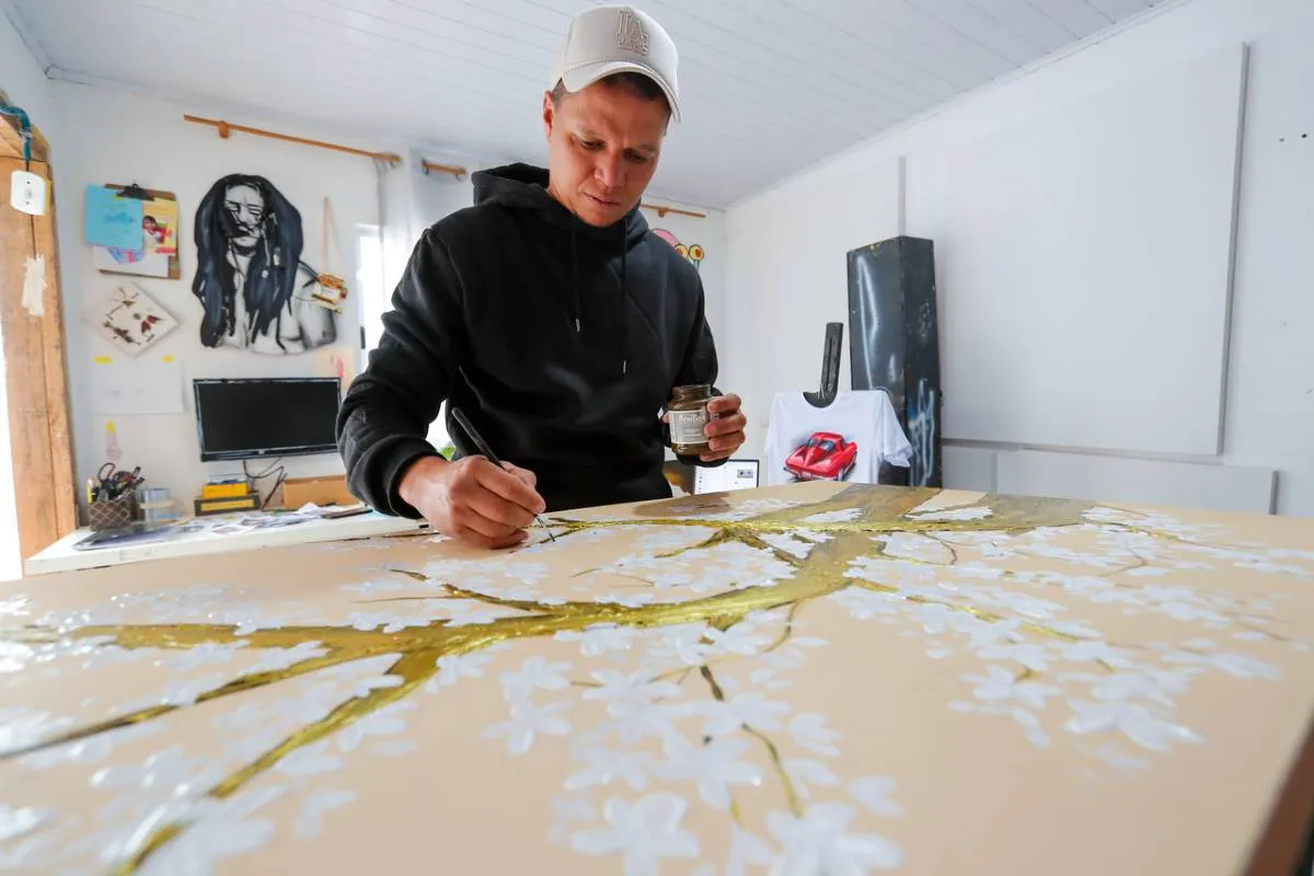 Imagem mostra o ateliê de um artista de Curitiba