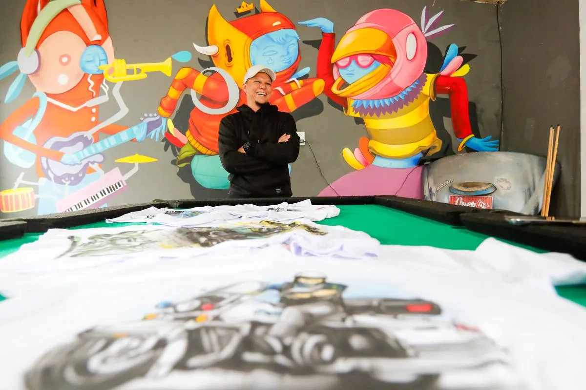 Imagem mostra o ateliê de um artista de Curitiba