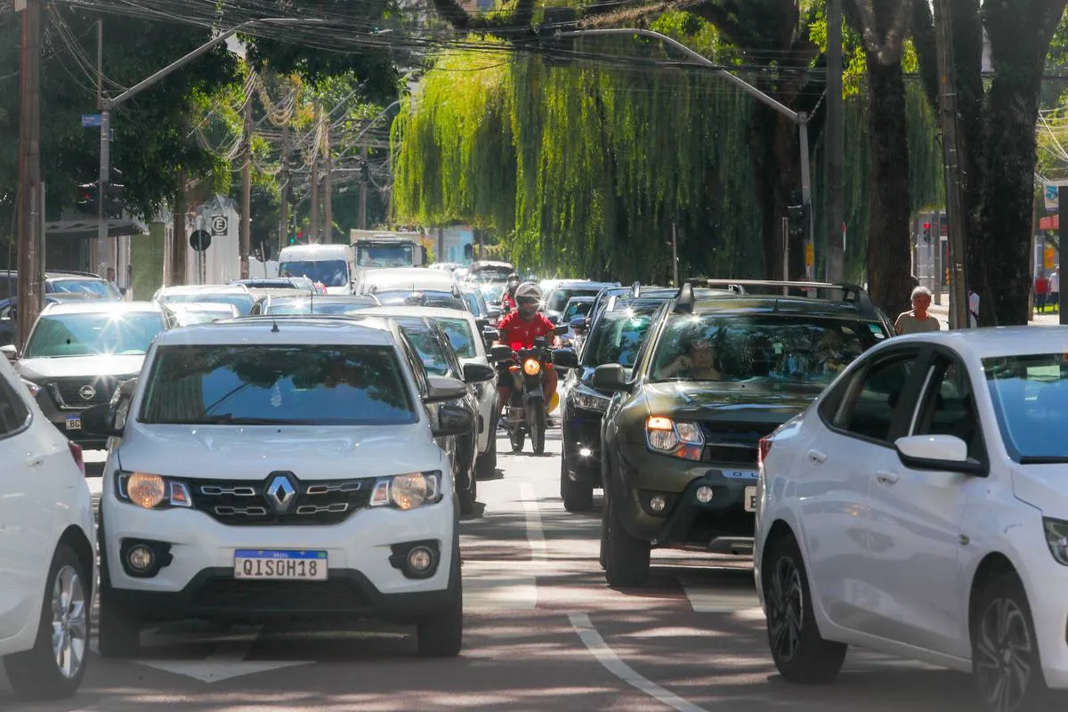 Trânsito. Fila de carros