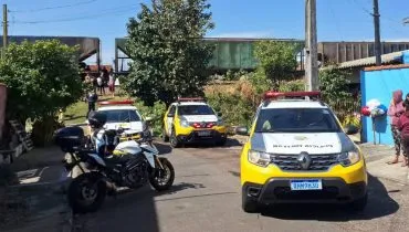 Imagem mostra um trem e viaturas da Polícia Militar.