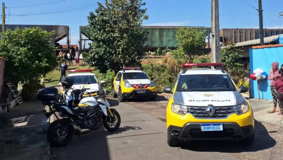 Imagem mostra um trem e viaturas da Polícia Militar.