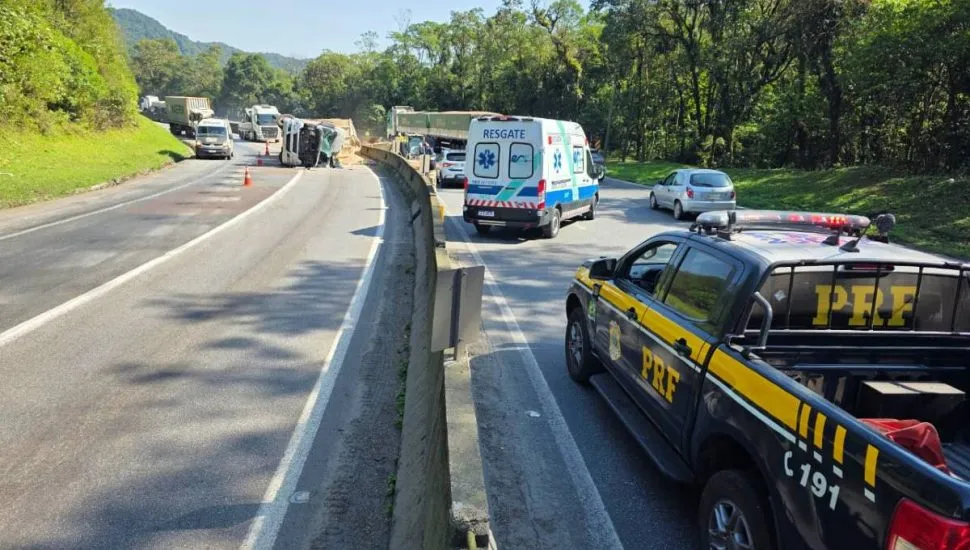 Acidente na BR-277 gera muita fila.