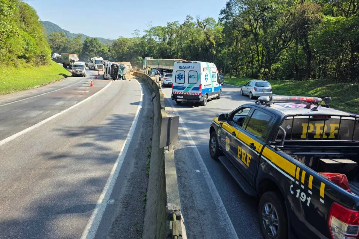 Acidente na BR-277 gera muita fila.