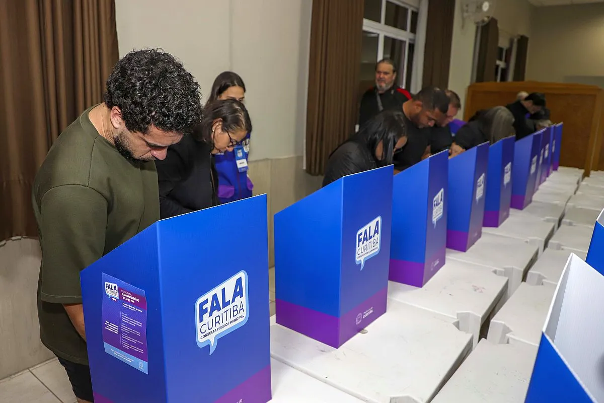 Moradores votam em cabines nas prioridades que elegeram para o bairro para 2026