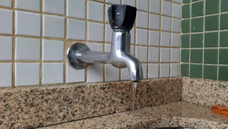 Imagem mostra uma torneira com pouca agua