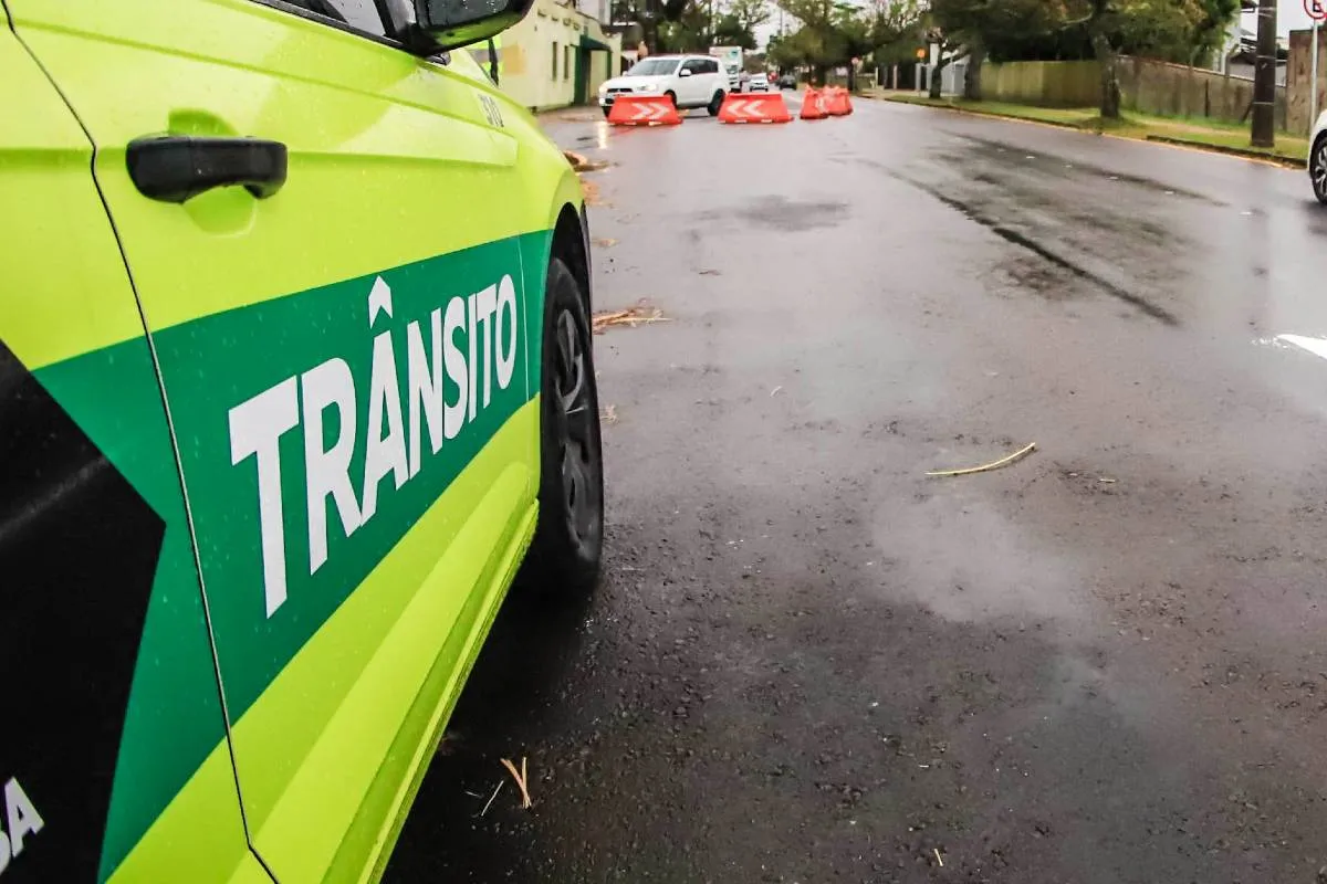 Imagem mostra uma viatura da Setran em uma rua com cones