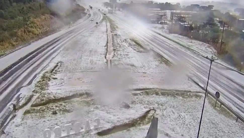 A situação foi registrada principalmente entre os quilômetros 297 e 291 da rodovia, que ficaram cobertos por uma fina camada de gelo