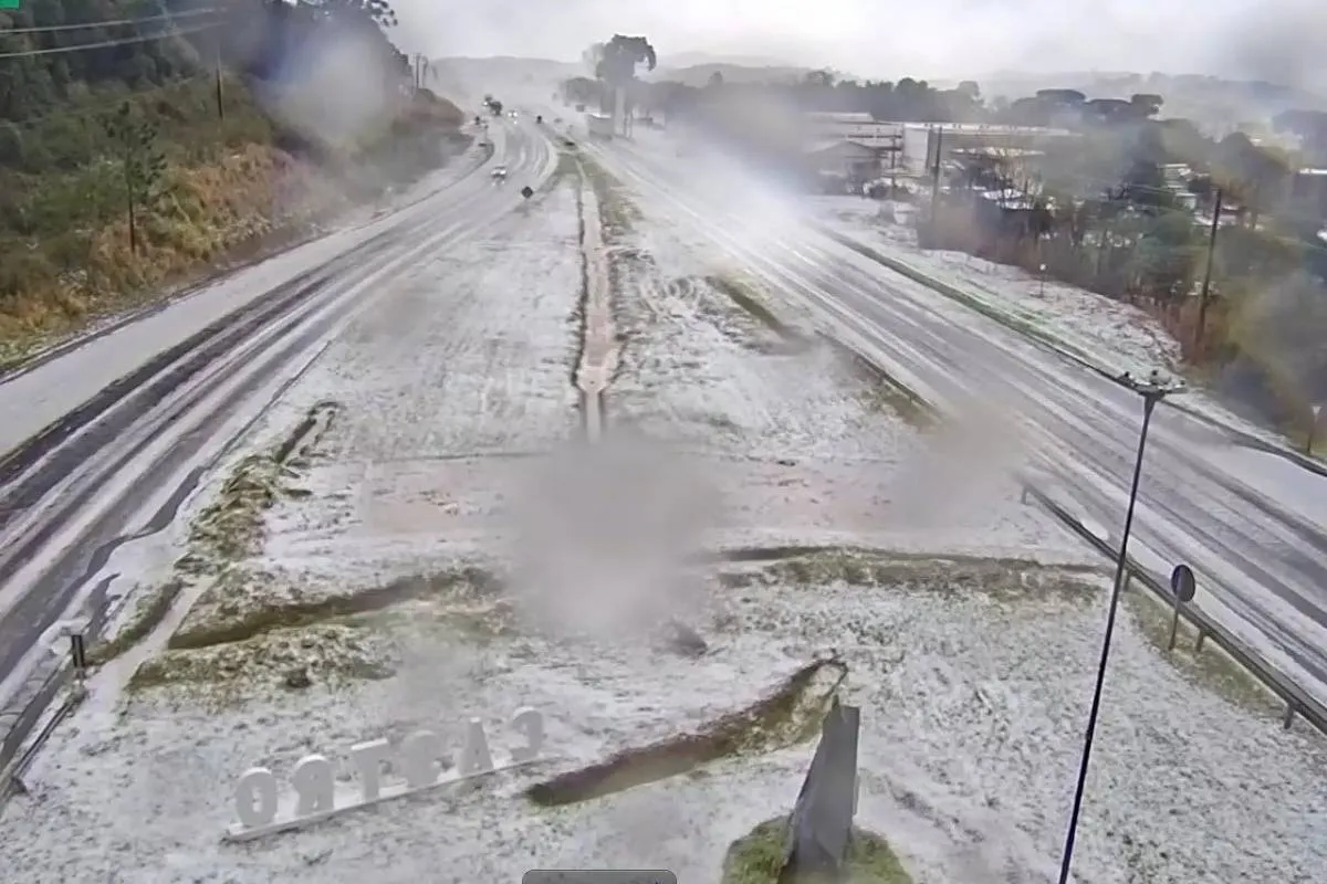 A situação foi registrada principalmente entre os quilômetros 297 e 291 da rodovia, que ficaram cobertos por uma fina camada de gelo