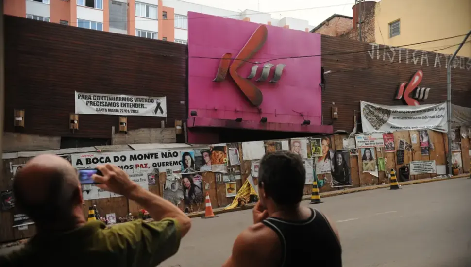 Fachada da Boate Kiss com protestos após incêndio