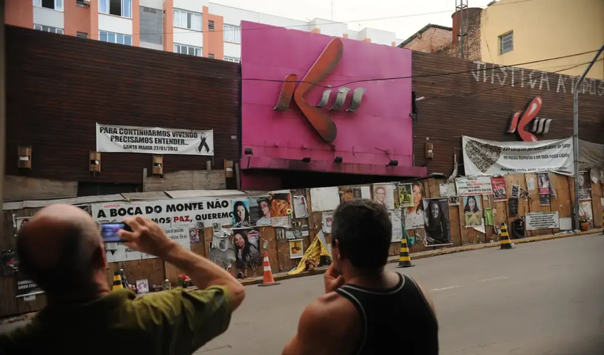 Fachada da Boate Kiss com protestos após incêndio