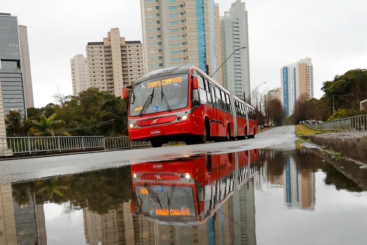 Imagem mostra ônibus em rua em Curitiba