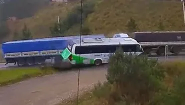 Print de um vídeo mostra um caminhão batendo contra um ônibus.