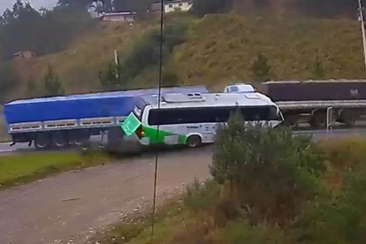 Print de um vídeo mostra um caminhão batendo contra um ônibus.