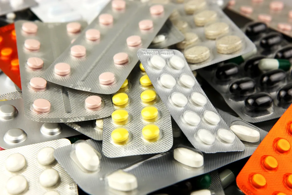 Imagem mostra diversas cartelas de remédios