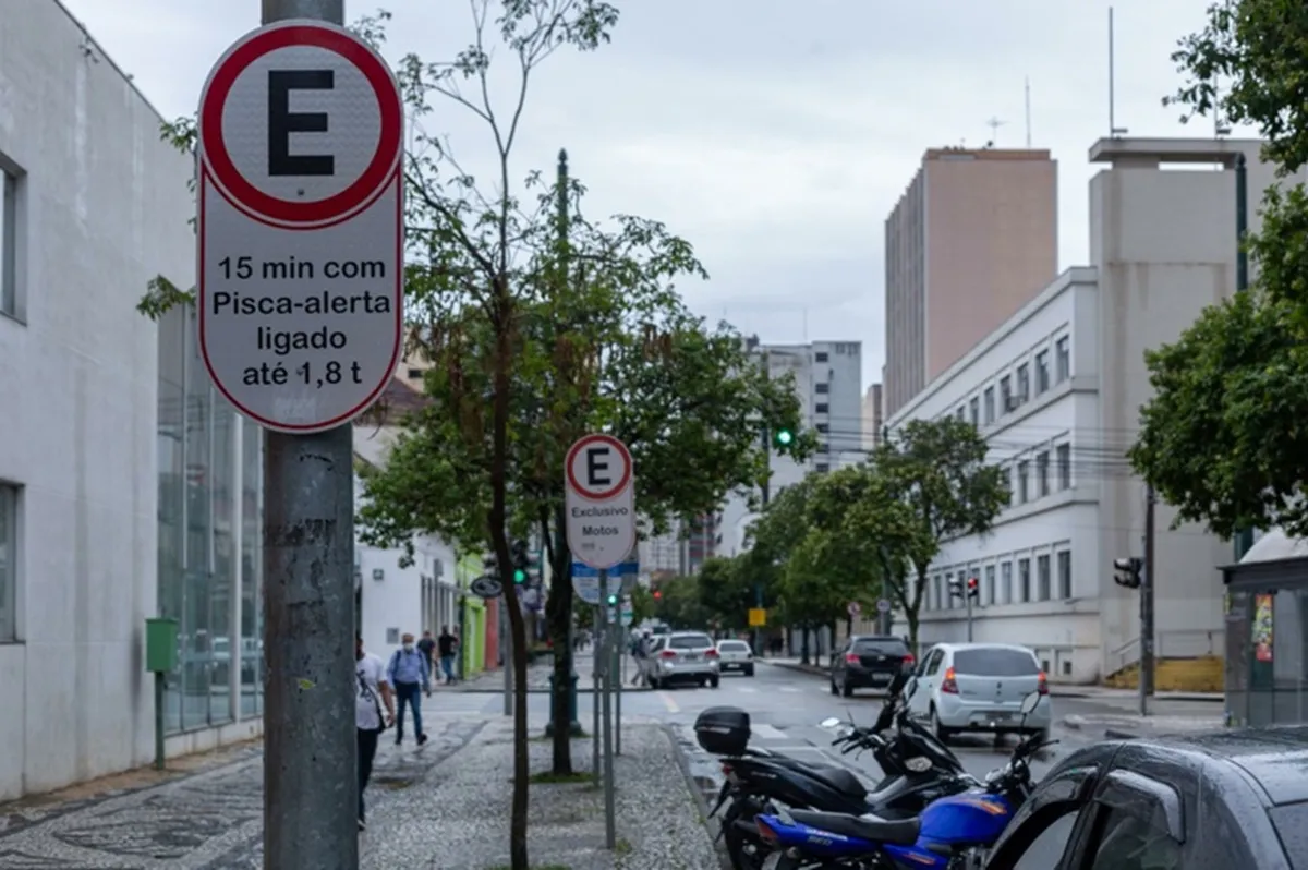 Placas de estacionamento em rua de Curitiba