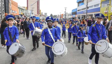 Desfile cívico no bairro Pinheirinho