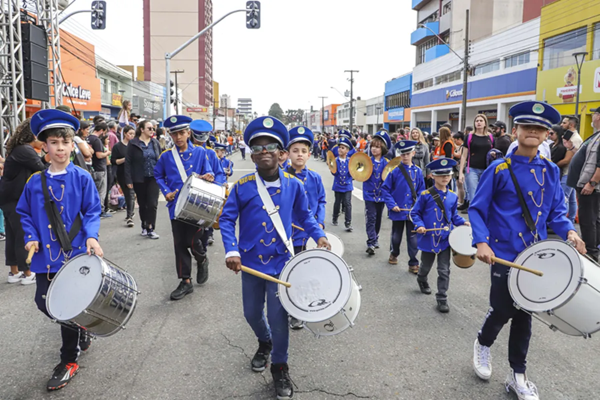 Desfile cívico no bairro Pinheirinho