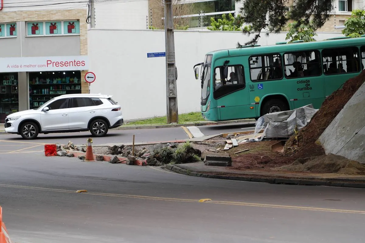 Imagem mostra obras que ocorrem ao lado de movimentado terminal de Curitiba
