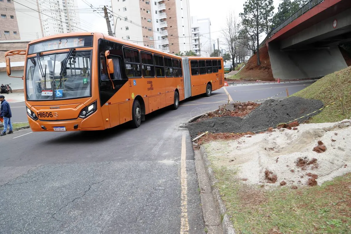 Imagem mostra obras que ocorrem ao lado de movimentado terminal de Curitiba