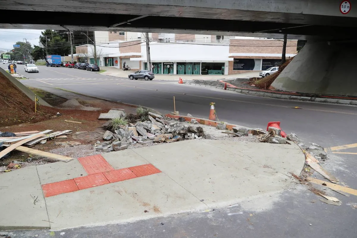 Imagem mostra obras que ocorrem ao lado de movimentado terminal de Curitiba
