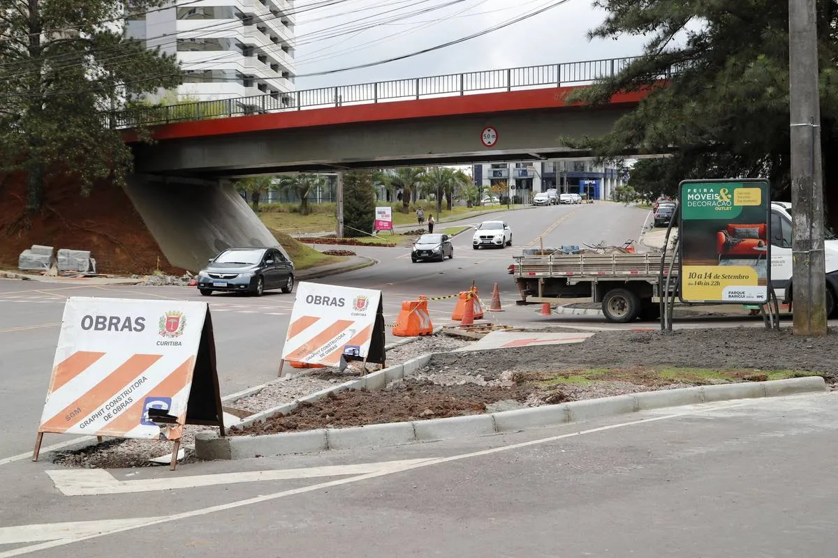 Imagem mostra obras que ocorrem ao lado de movimentado terminal de Curitiba