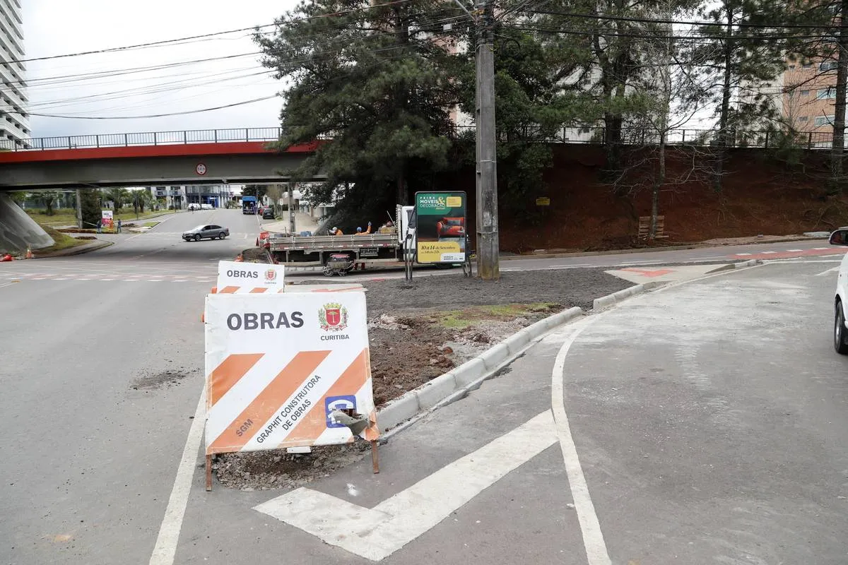 Imagem mostra obras que ocorrem ao lado de movimentado terminal de Curitiba
