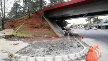 Imagem mostra obras que ocorrem ao lado de movimentado terminal de Curitiba