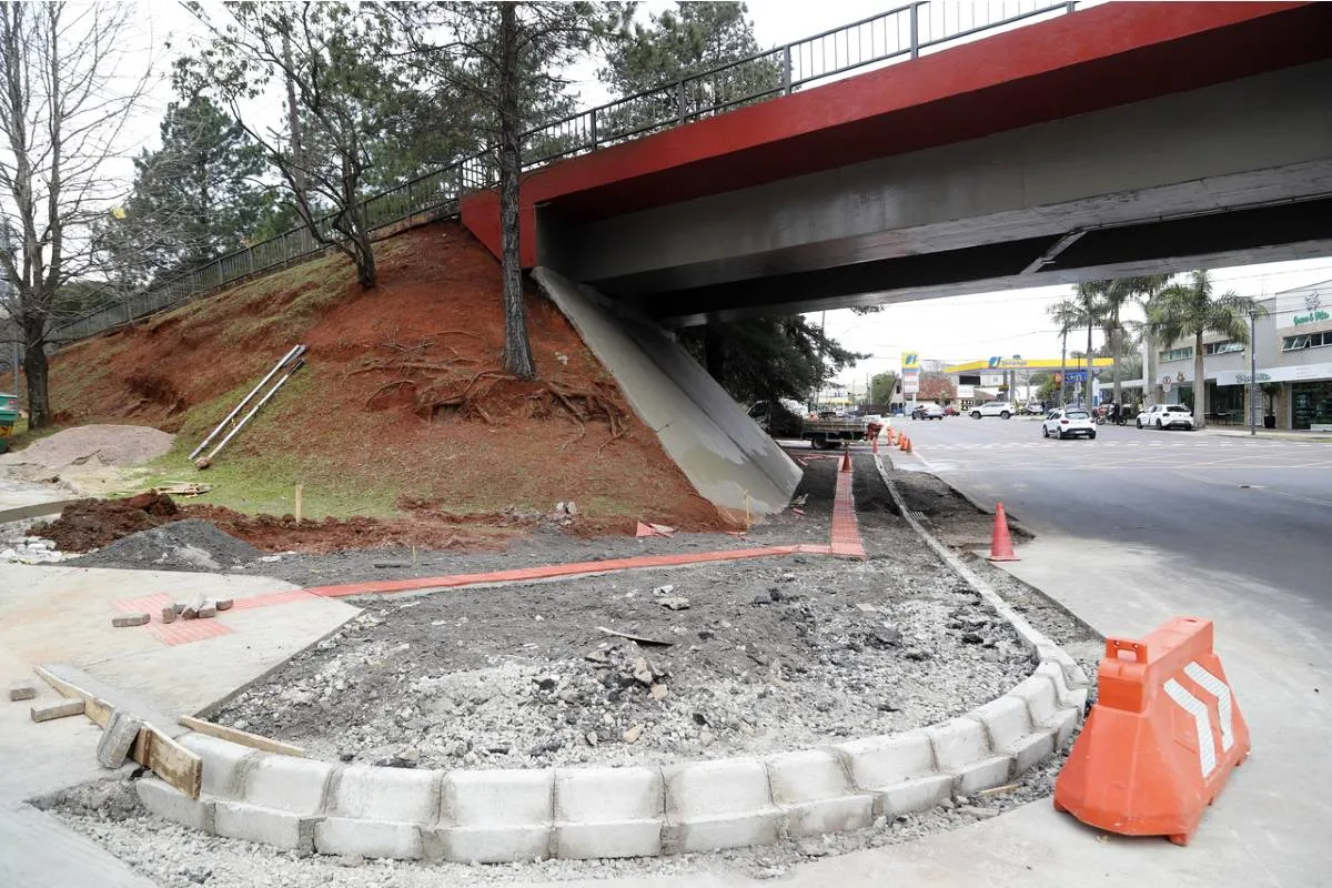 Imagem mostra obras que ocorrem ao lado de movimentado terminal de Curitiba
